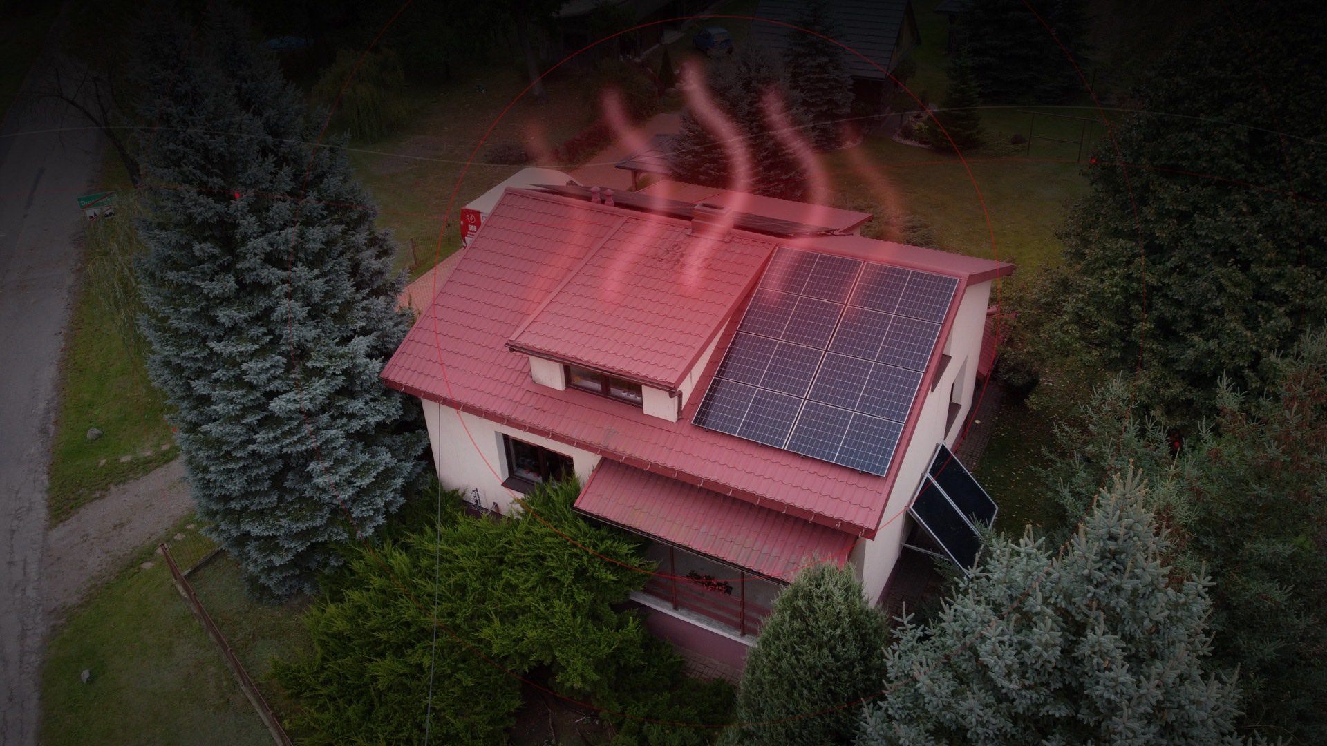 Dom jednorodzinny z instalacja fotowoltaiczna wykonana przez MS509, z zaznaczonymi smugami ciepla uciekajacego przez dach